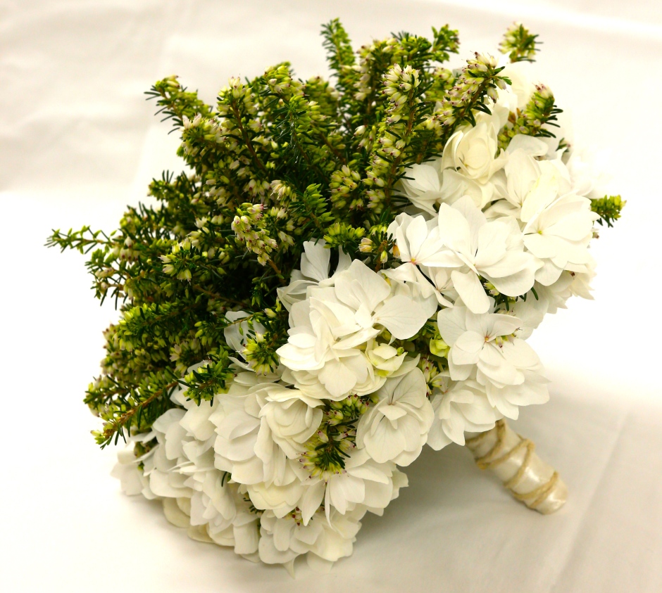 Bridal bouquet made ​​with hydrangea and heather