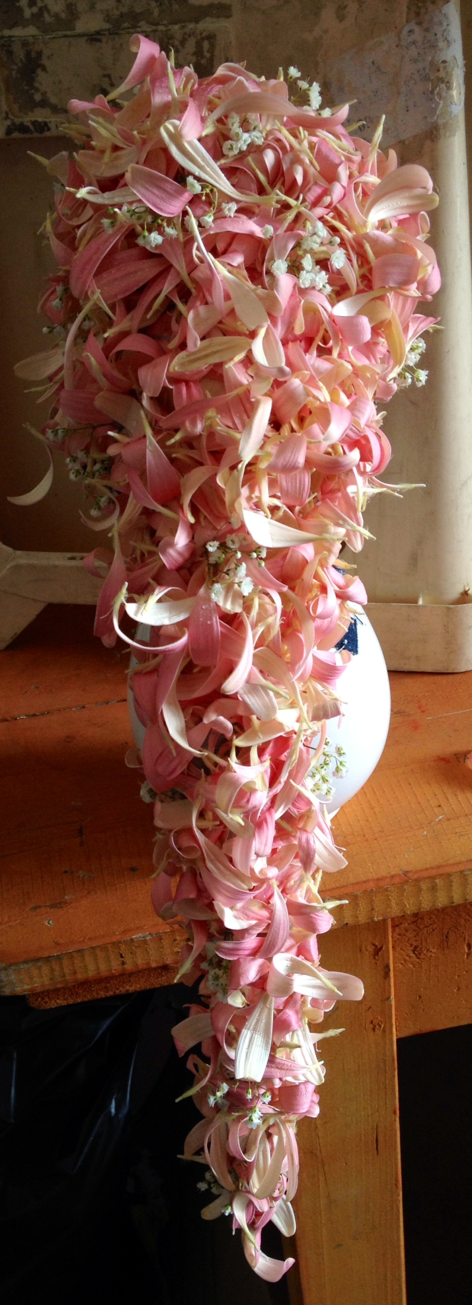 Bouquet a cascata realizzato con petali di gerbere e Gipsophila, realizzato da Stile Libero Cascade bouquet made ​​with petals of gerberas and Gipsophila, made by Stile Libero